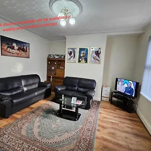 Spacious Two Bedroom House, Parking And Wifi Holiday home